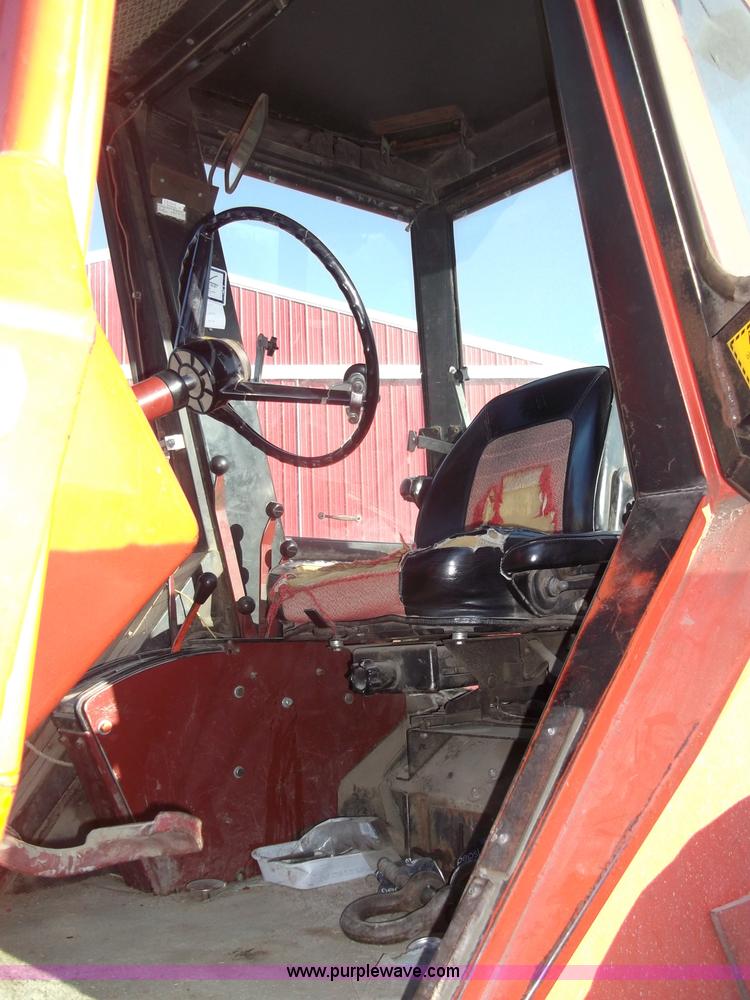 image for item B5068 1976 Allis Chalmers 7060 tractor