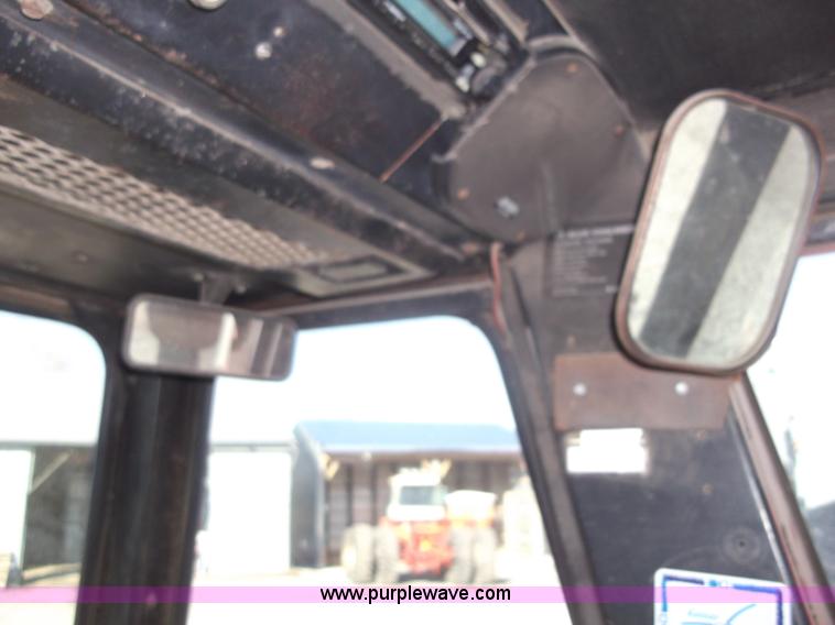 image for item B5068 1976 Allis Chalmers 7060 tractor