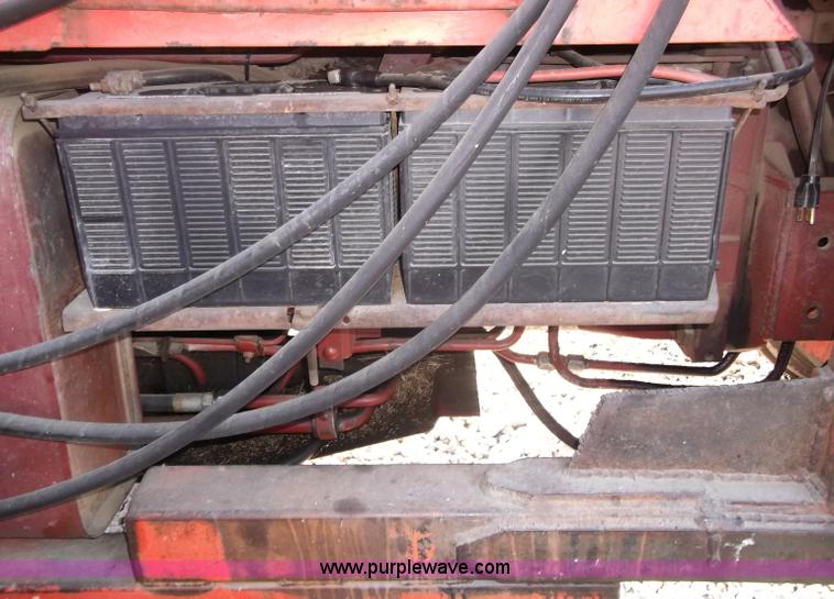 image for item B5068 1976 Allis Chalmers 7060 tractor