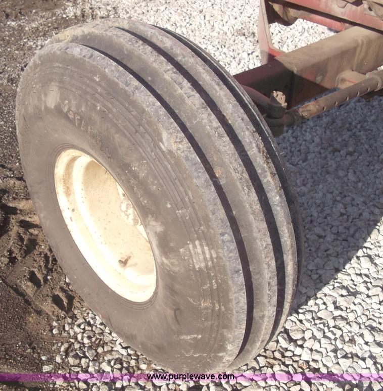 image for item B5068 1976 Allis Chalmers 7060 tractor