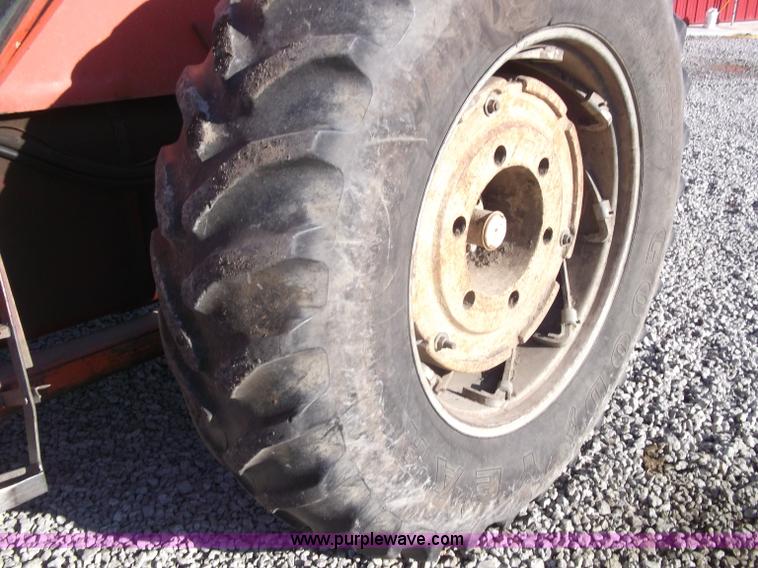 image for item B5068 1976 Allis Chalmers 7060 tractor