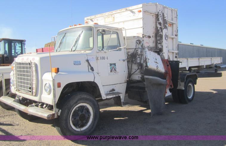 image for item B5534 1983 Ford LN800 bale feeder