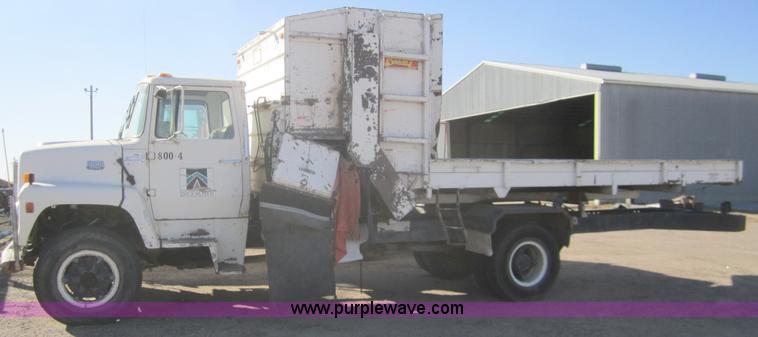 image for item B5534 1983 Ford LN800 bale feeder