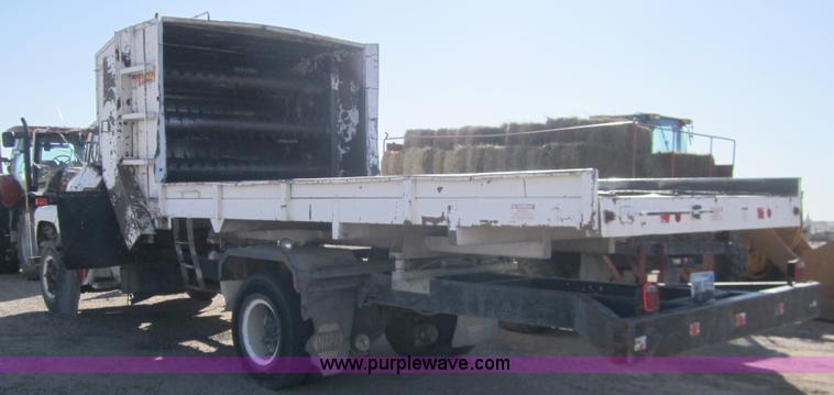 image for item B5534 1983 Ford LN800 bale feeder
