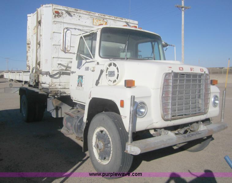 image for item B5534 1983 Ford LN800 bale feeder