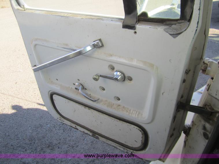 image for item B5534 1983 Ford LN800 bale feeder