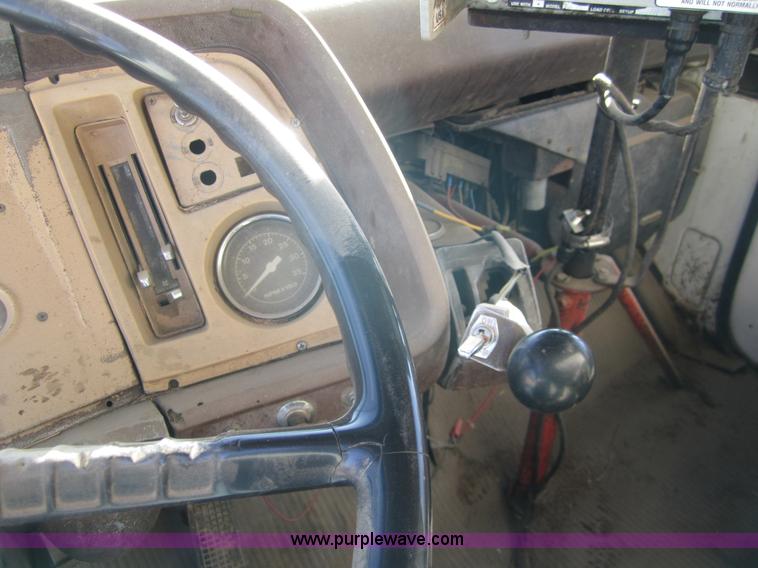 image for item B5534 1983 Ford LN800 bale feeder