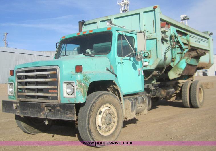 image for item B5553 1989 International S1900 feed truck