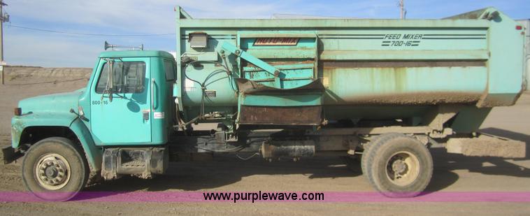 image for item B5553 1989 International S1900 feed truck