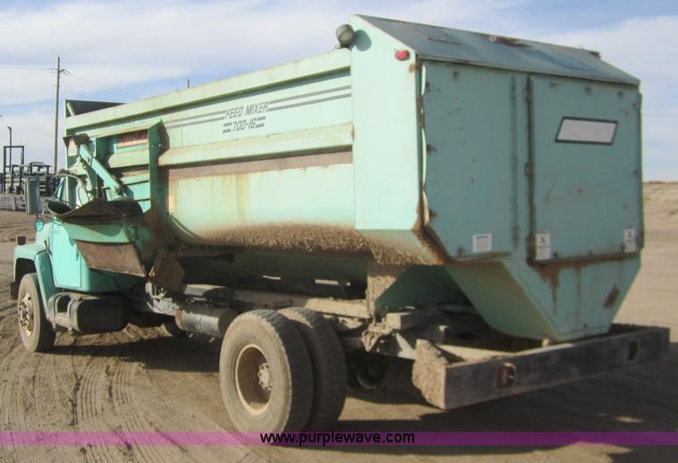 image for item B5553 1989 International S1900 feed truck
