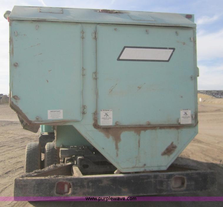 image for item B5553 1989 International S1900 feed truck