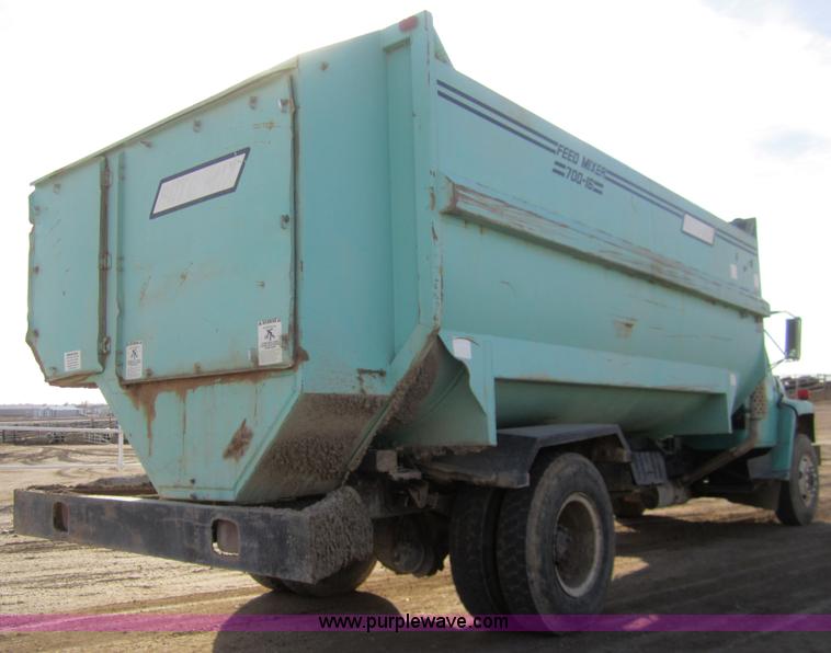 image for item B5553 1989 International S1900 feed truck