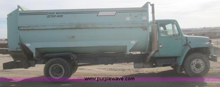 image for item B5553 1989 International S1900 feed truck