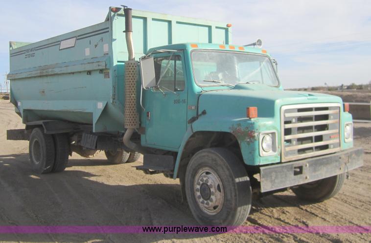 image for item B5553 1989 International S1900 feed truck