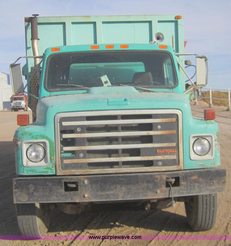 image for item B5553 1989 International S1900 feed truck