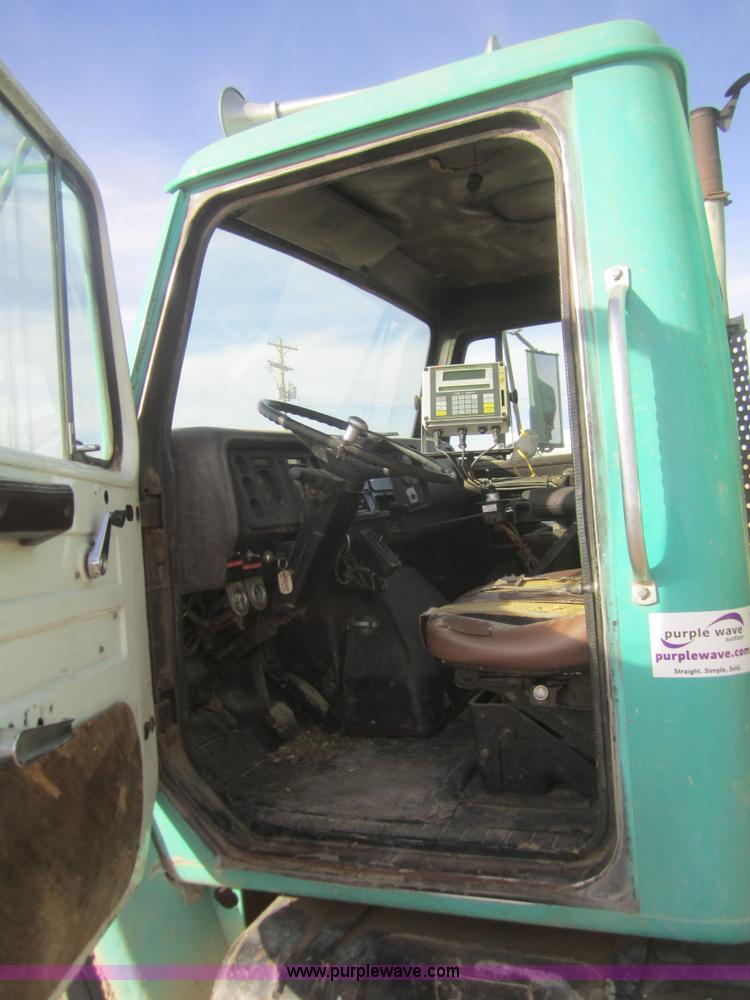 image for item B5553 1989 International S1900 feed truck
