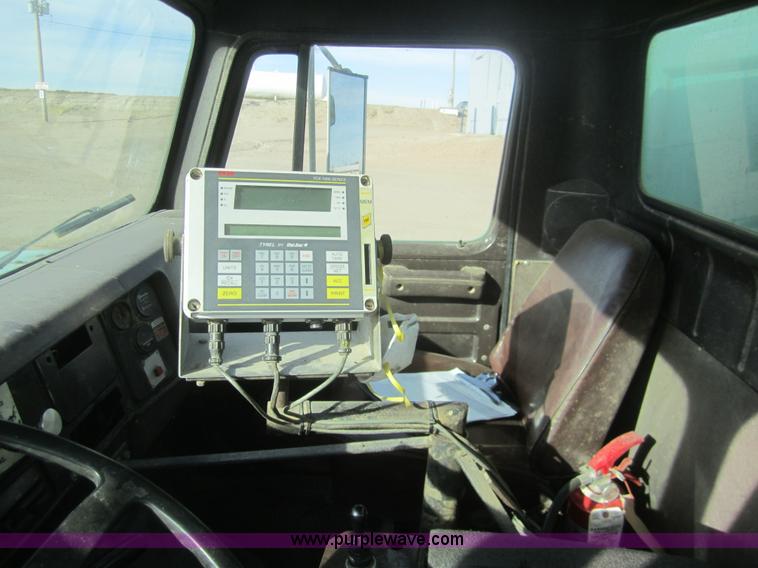 image for item B5553 1989 International S1900 feed truck