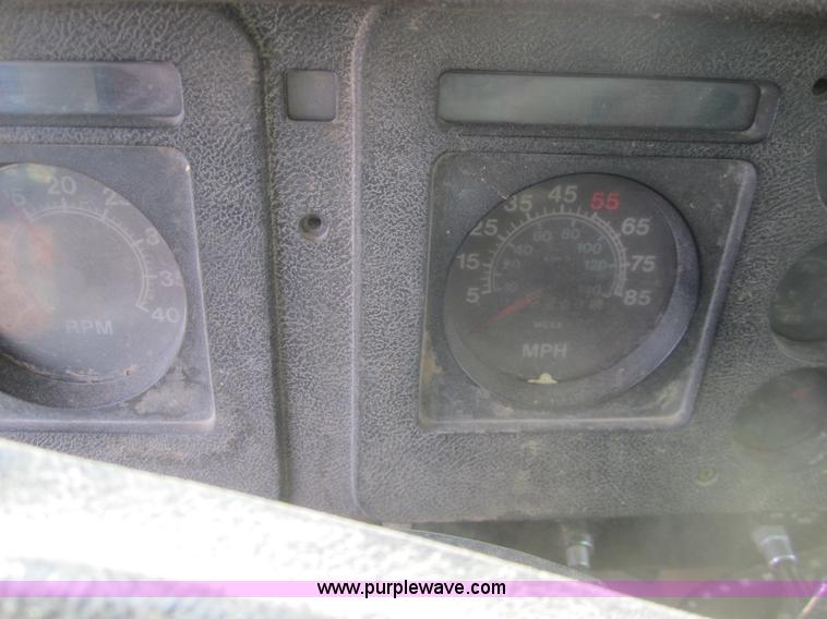 image for item B5553 1989 International S1900 feed truck