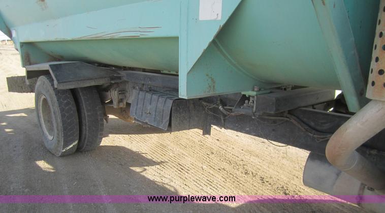 image for item B5553 1989 International S1900 feed truck
