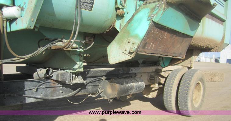 image for item B5553 1989 International S1900 feed truck