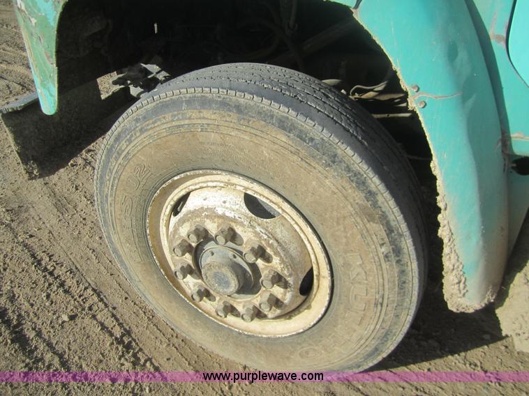 image for item B5553 1989 International S1900 feed truck