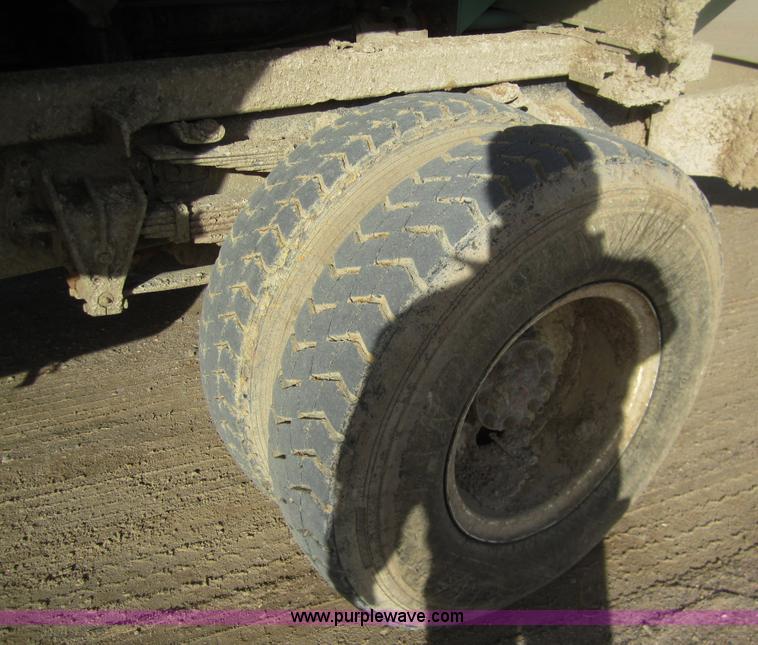 image for item B5553 1989 International S1900 feed truck