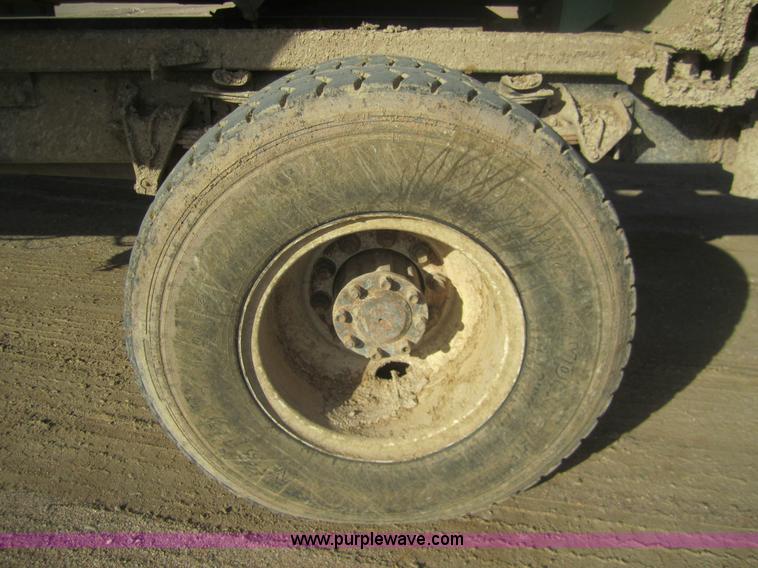 image for item B5553 1989 International S1900 feed truck