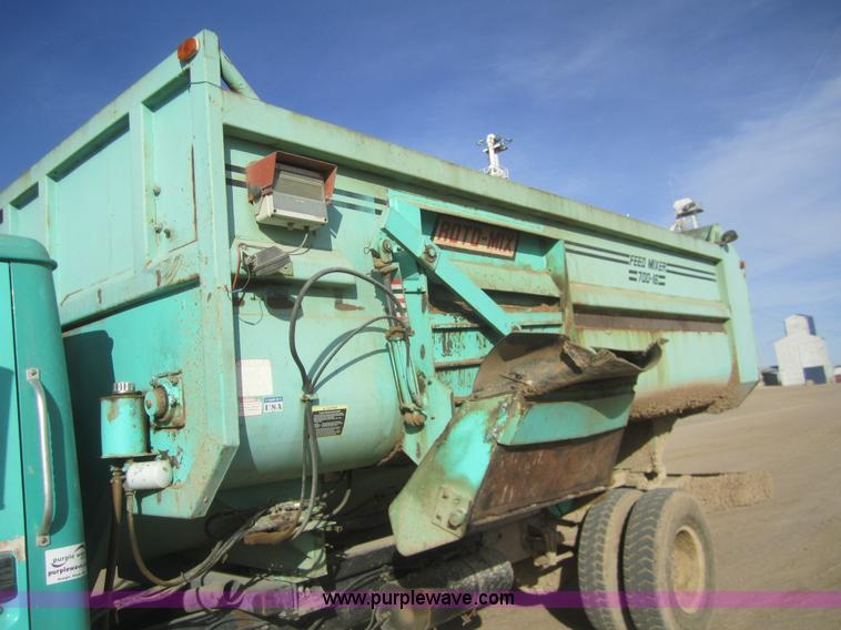 image for item B5553 1989 International S1900 feed truck