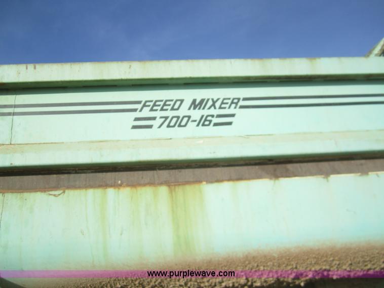 image for item B5553 1989 International S1900 feed truck