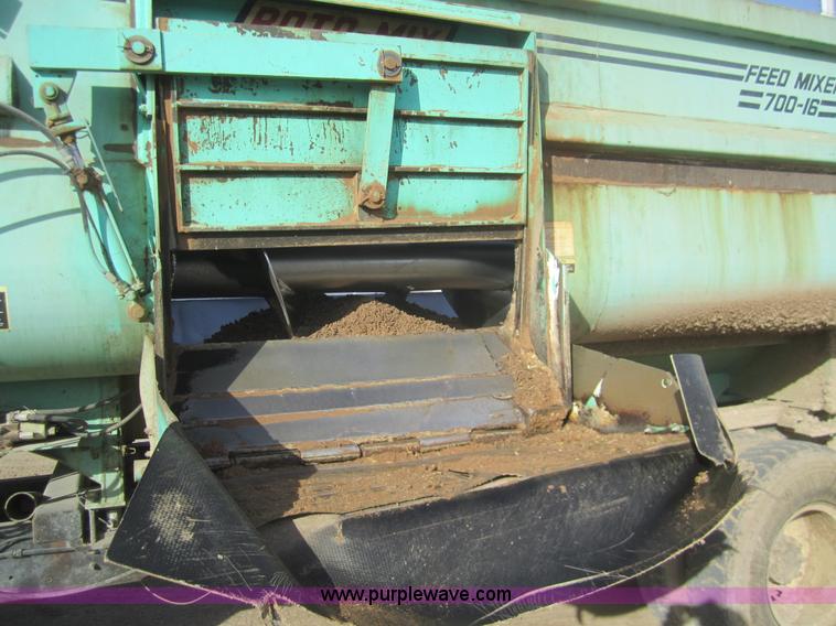 image for item B5553 1989 International S1900 feed truck