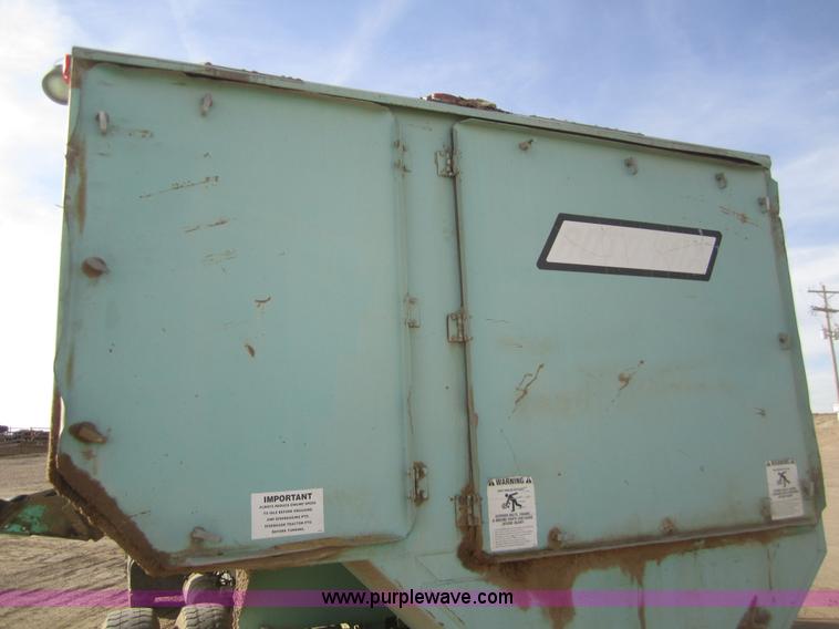 image for item B5553 1989 International S1900 feed truck