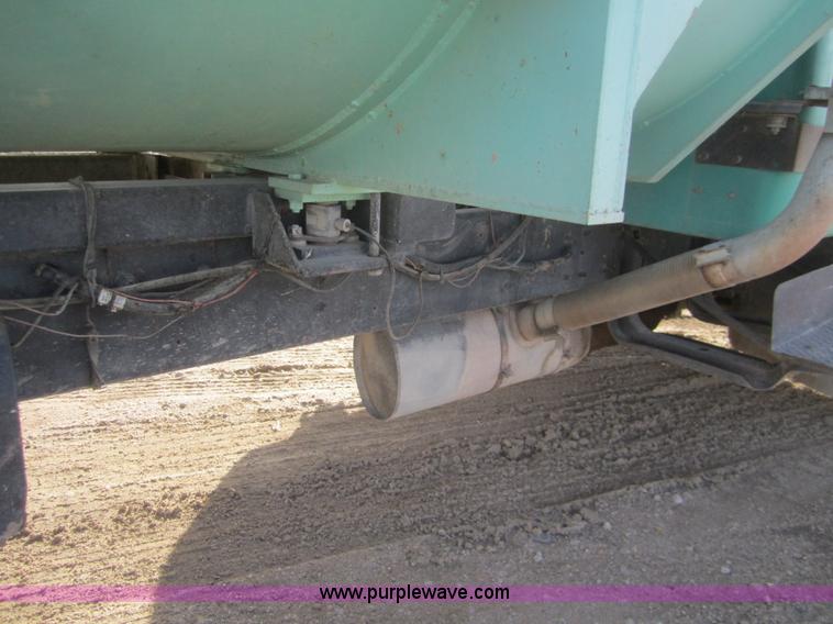 image for item B5553 1989 International S1900 feed truck