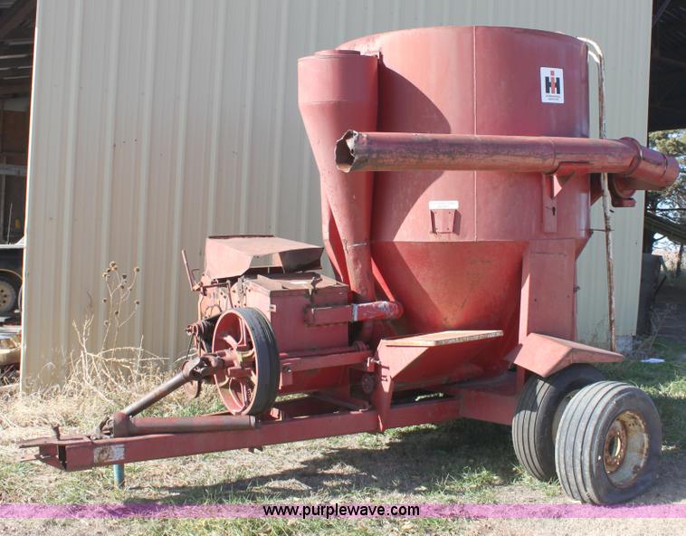 image for item B8676 International Harvester 1150 grinder/mixer