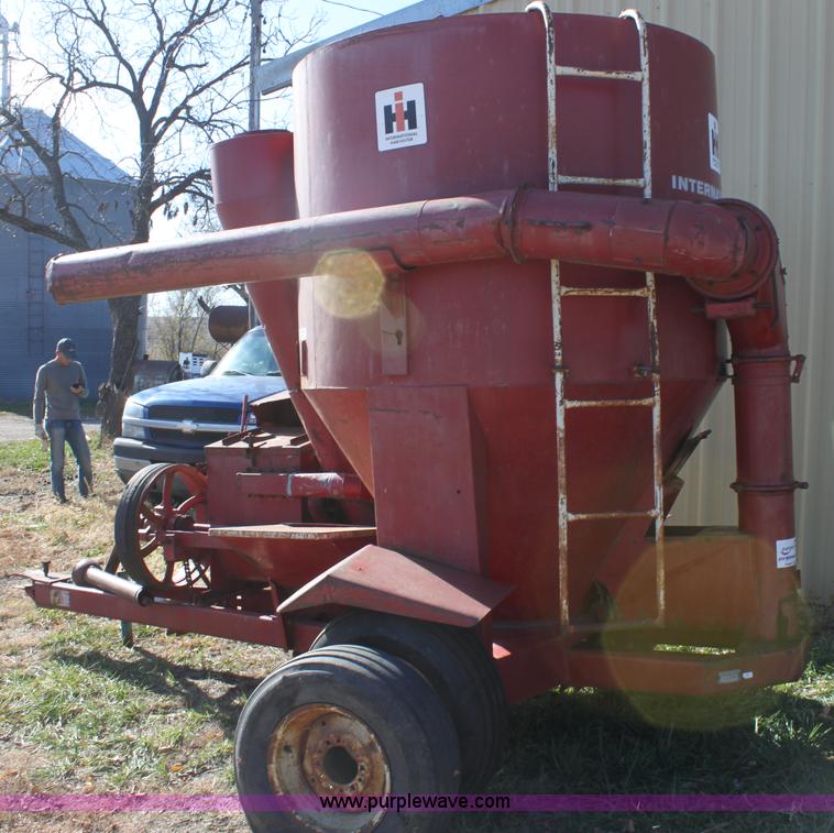image for item B8676 International Harvester 1150 grinder/mixer