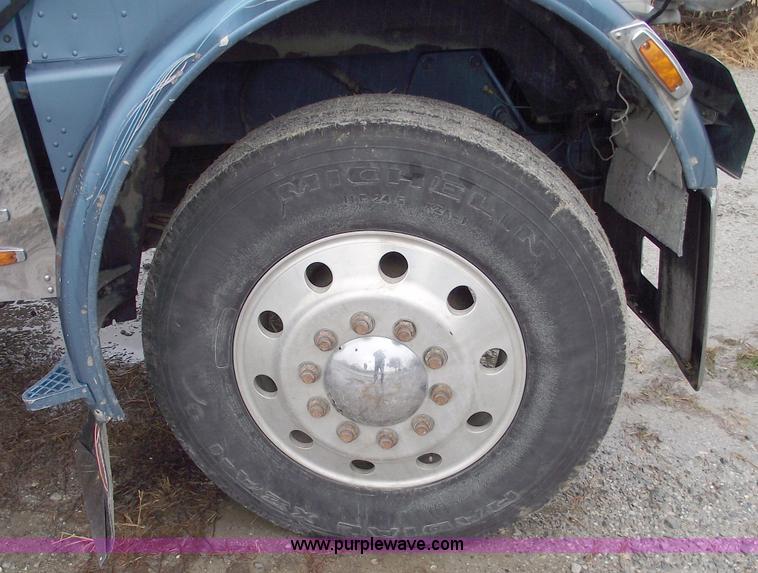 image for item C5748 1984 Peterbilt 359 semi truck