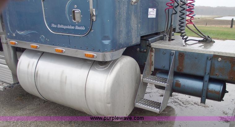 image for item C5748 1984 Peterbilt 359 semi truck