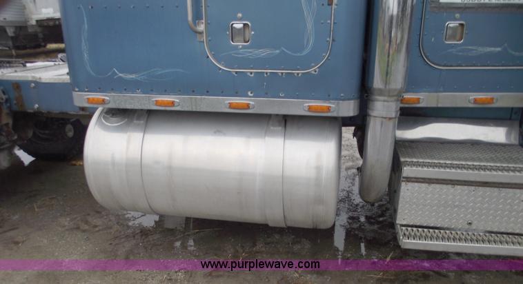 image for item C5748 1984 Peterbilt 359 semi truck