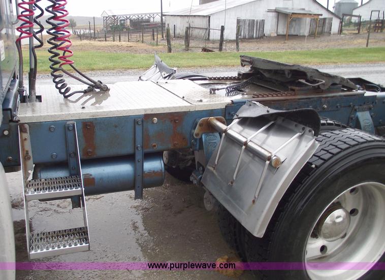 image for item C5748 1984 Peterbilt 359 semi truck