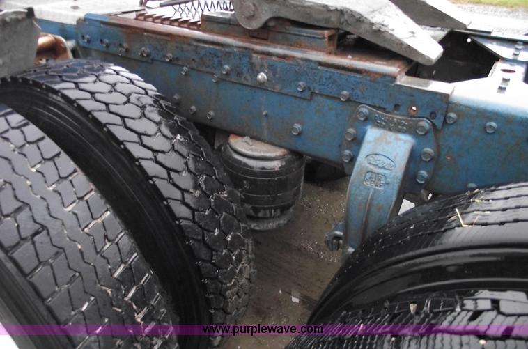 image for item C5748 1984 Peterbilt 359 semi truck