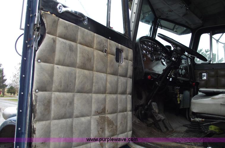 image for item C5748 1984 Peterbilt 359 semi truck