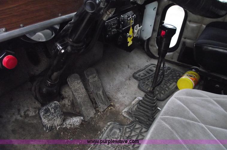 image for item C5748 1984 Peterbilt 359 semi truck