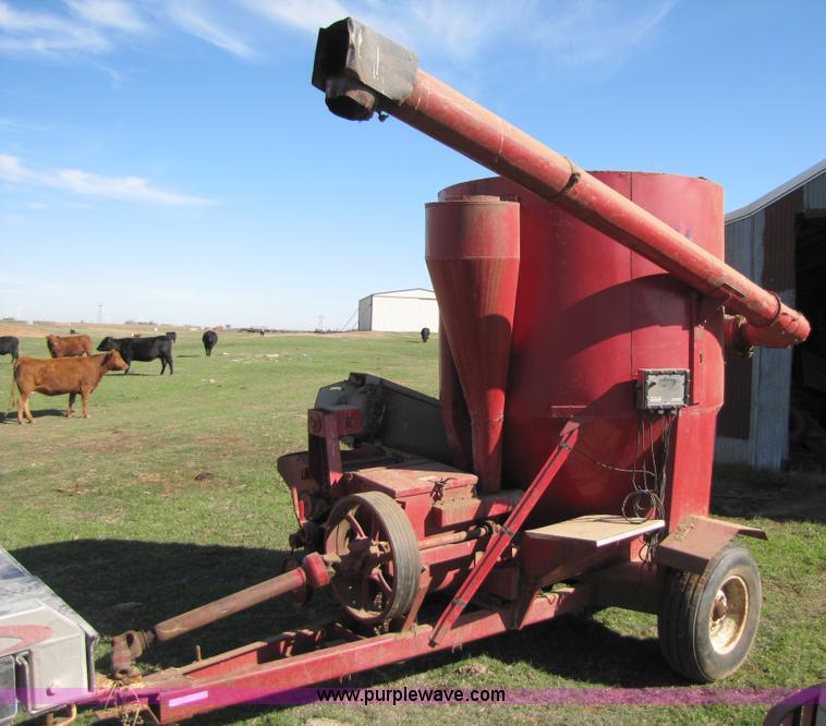 International 1050 grinder/mixer with scales in Pocasset, OK Item C9594 sold Purple Wave