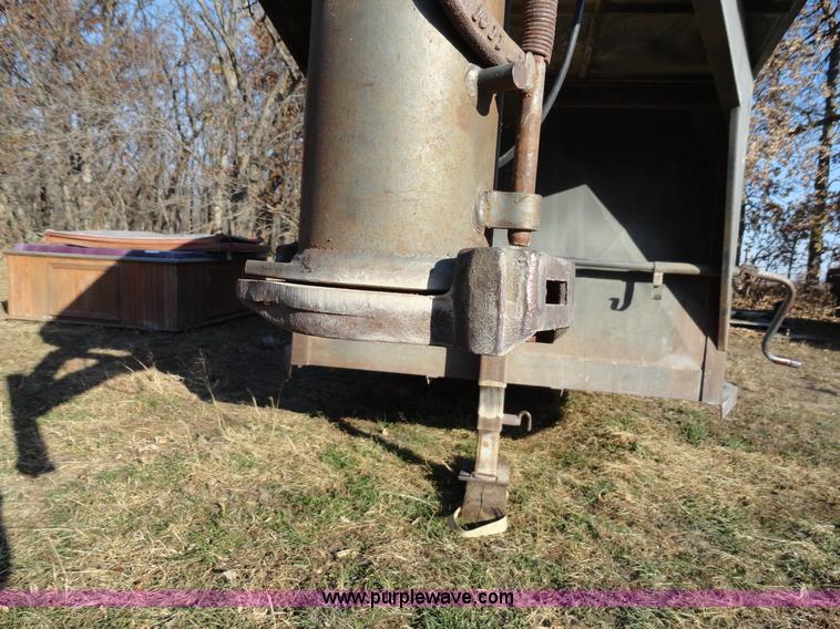 image for item H9019 1994 Kodiak 17' gooseneck trailer