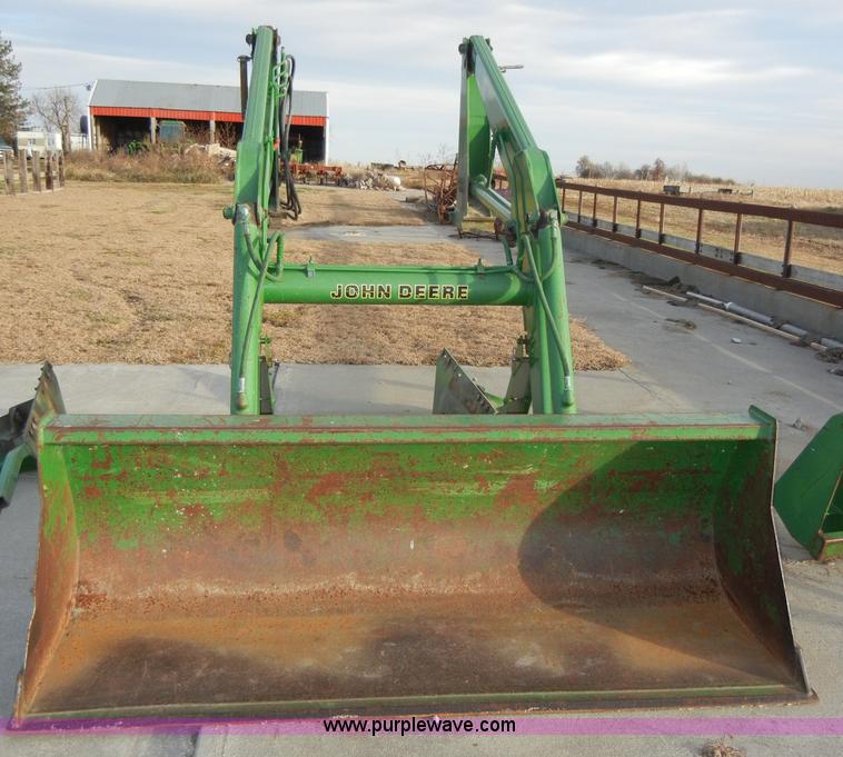 image for item H9089 John Deere 725 loader with bucket and bale spear