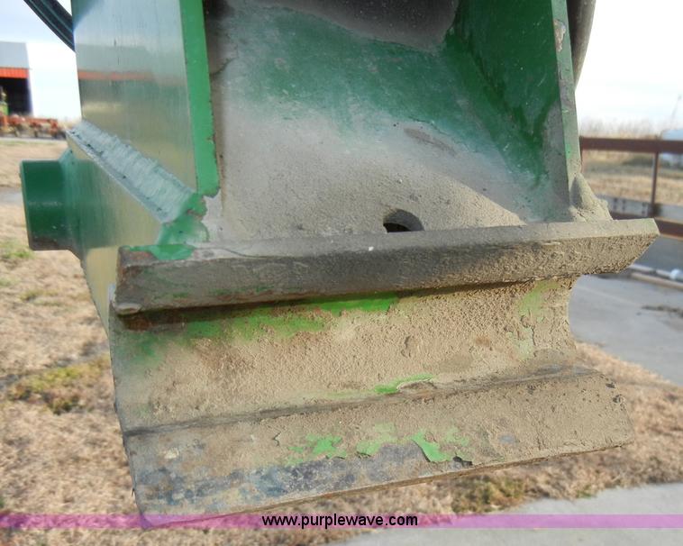 image for item H9089 John Deere 725 loader with bucket and bale spear