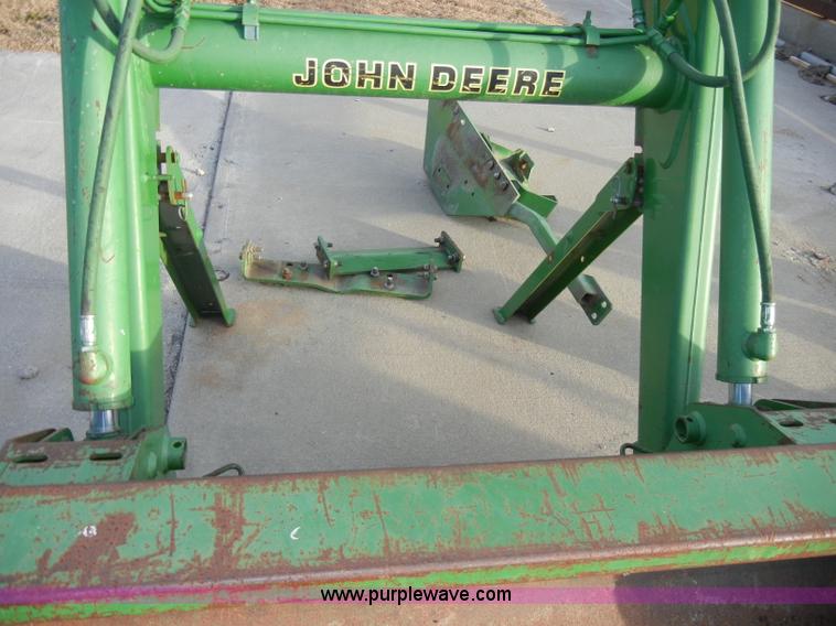 image for item H9089 John Deere 725 loader with bucket and bale spear