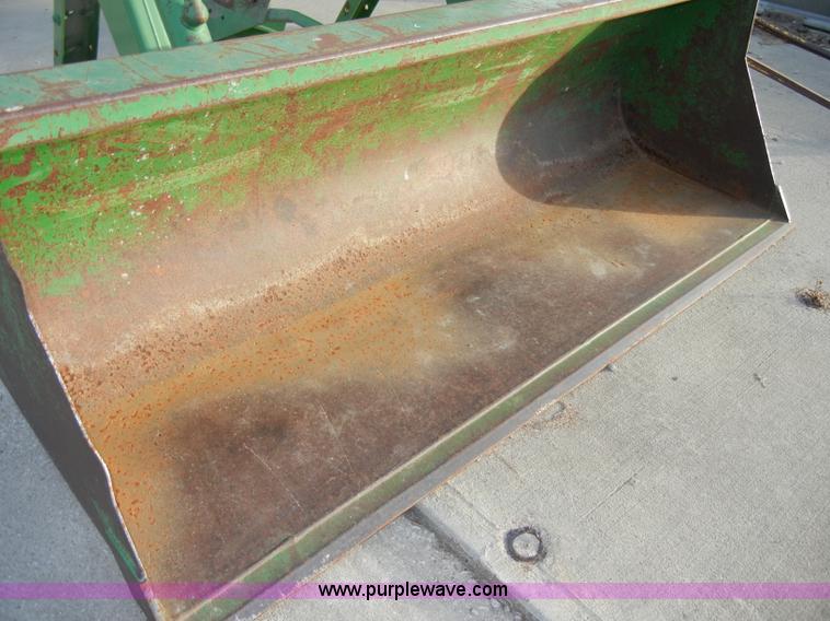 image for item H9089 John Deere 725 loader with bucket and bale spear