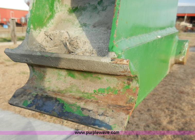 image for item H9089 John Deere 725 loader with bucket and bale spear