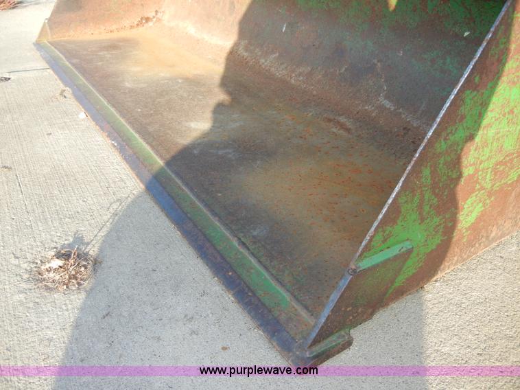 image for item H9089 John Deere 725 loader with bucket and bale spear