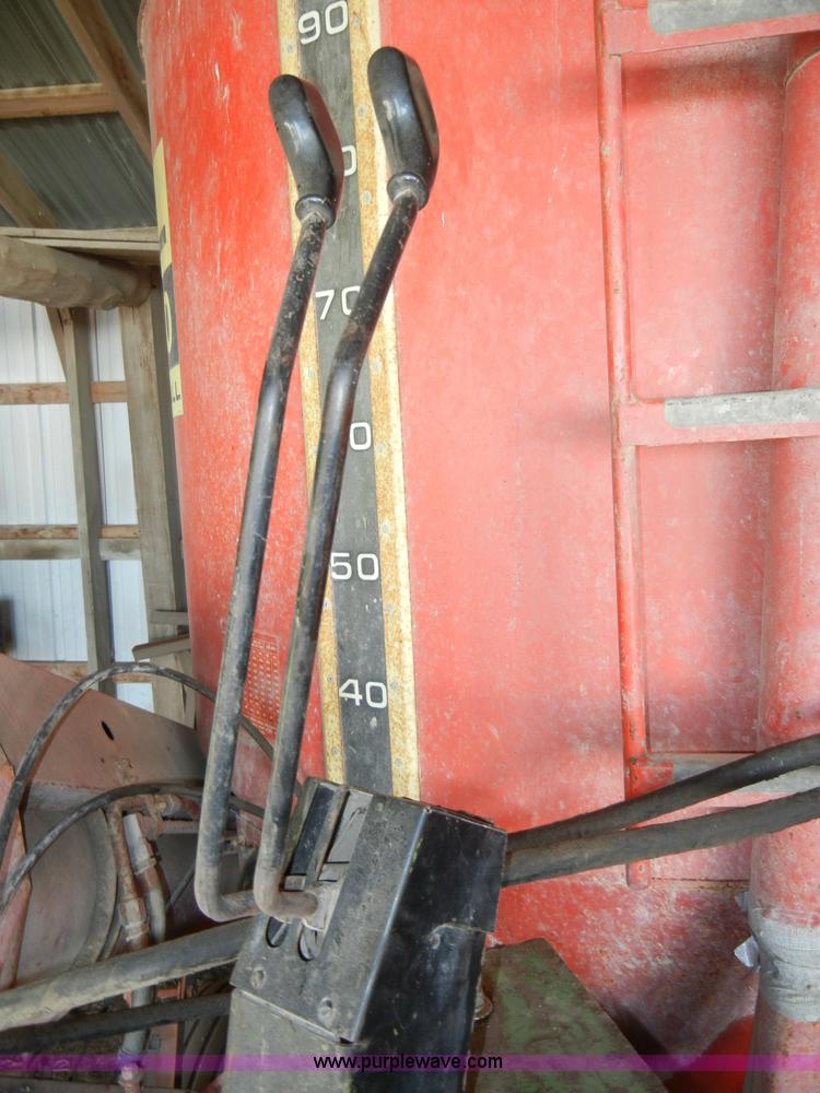 image for item H9089 John Deere 725 loader with bucket and bale spear